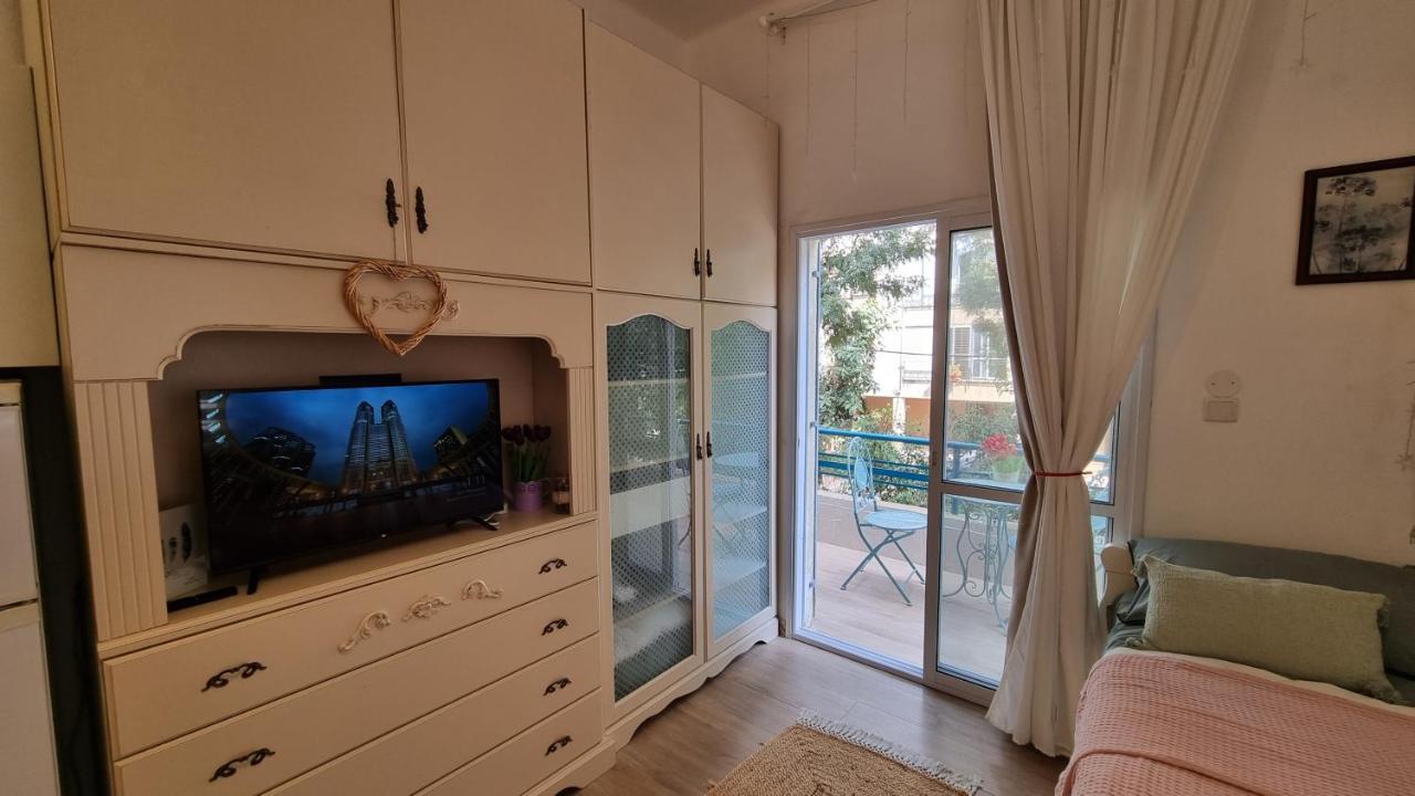 Апартаменты Lovely Studio With Balcony Реховот Экстерьер фото